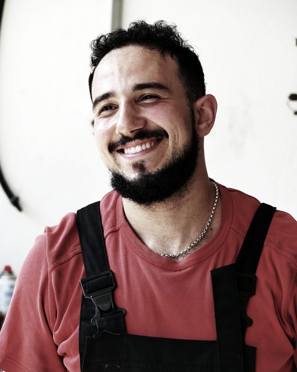 Osama Kharoub in Arbeitskleidung in seiner Werkstatt
