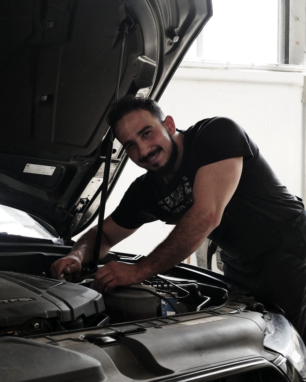 Arbeiten im Motorraum eines Fahrzeugs